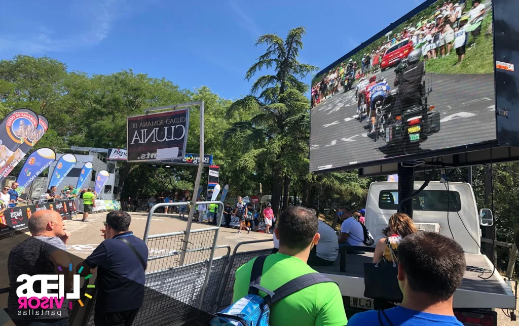 Camión de Ledsvisor con pantalla LED desplegada en directo en la Vuelta Ciclista a Burgos