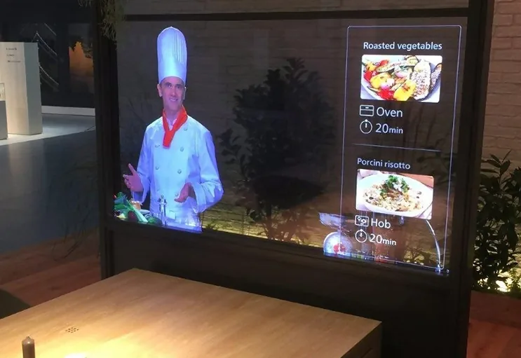 Pantalla LED transparente Ledsvisor instalada en escaparate para campaña de temporada