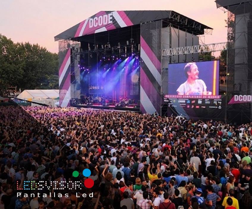 Pantalla LED de gran formato en el escenario del DCODE Festival de Madrid