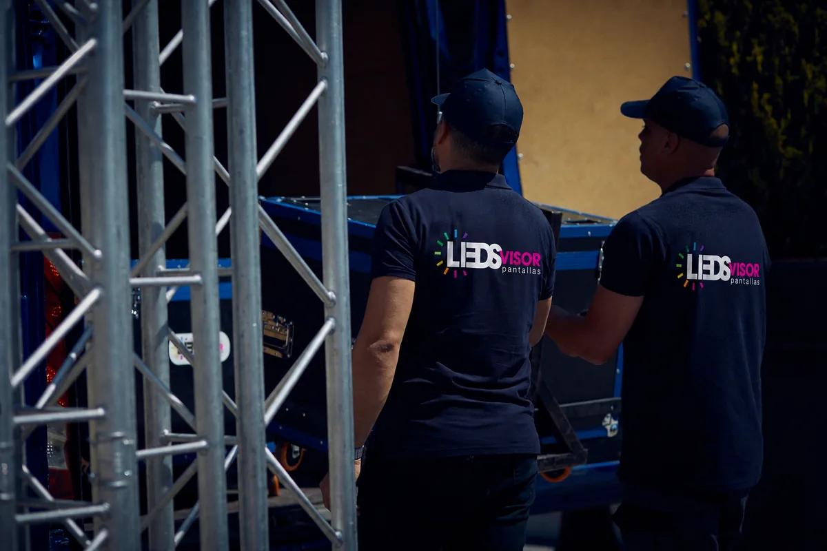 Técnicos de Ledsvisor montando la estructura truss para una pantalla LED