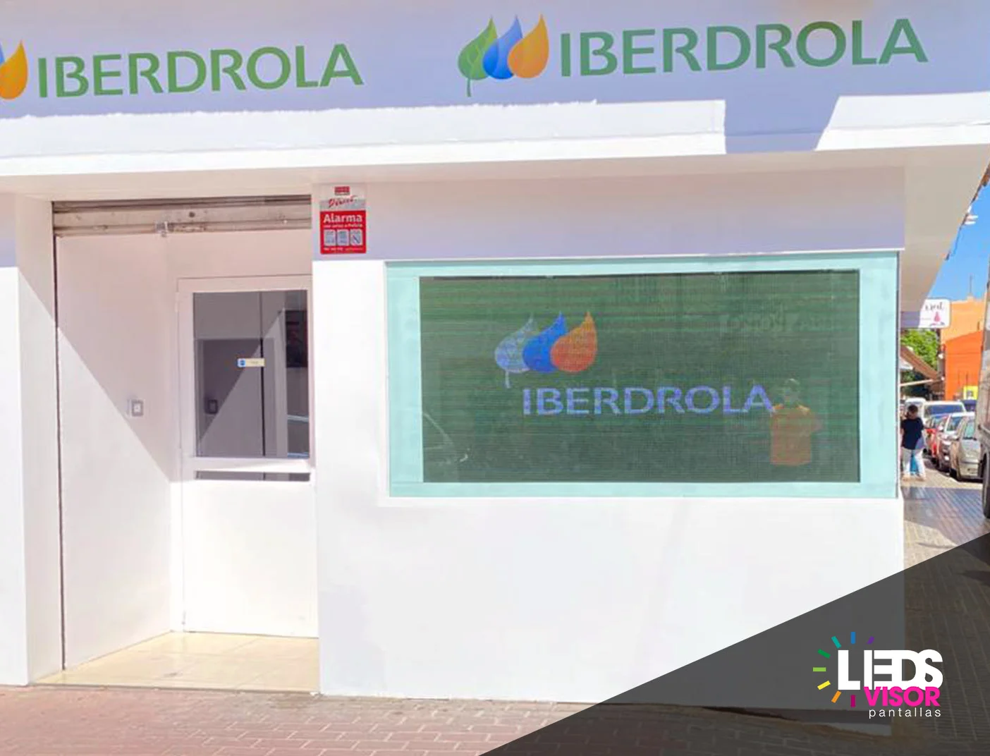 Pantalla LED integrada en la fachada de una oficina de Iberdrola, mostrando la imagen de marca