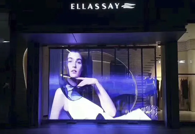 Pantalla LED transparente Ledsvisor instalada en escaparate, con 75% de transparencia real