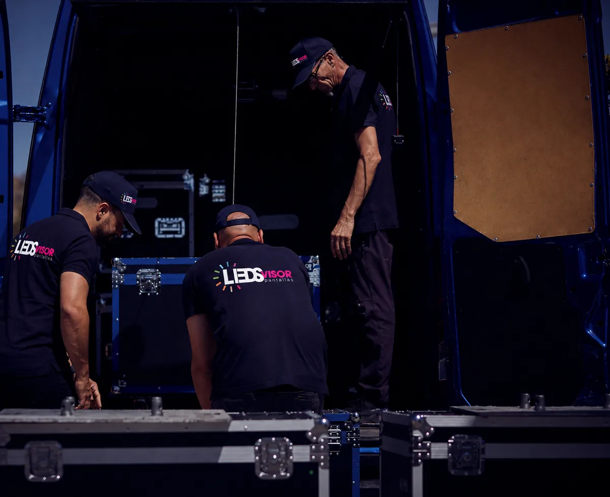 Equipo de Ledsvisor cargando material de transporte para un evento con pantallas LED
