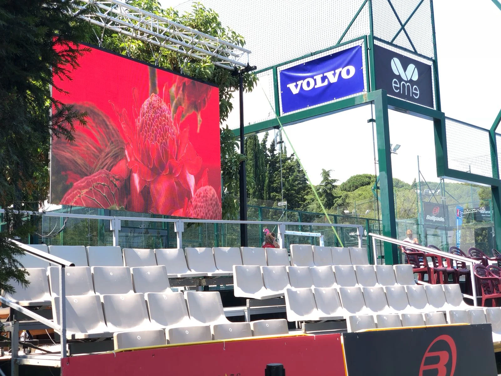 Pantalla LED de Ledsvisor instalada en una pista del World Padel Tour, con graderío y vallas de patrocinadores